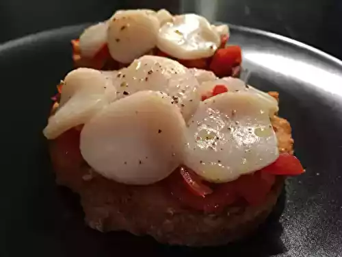 Tartine de tomates et de saint jacques