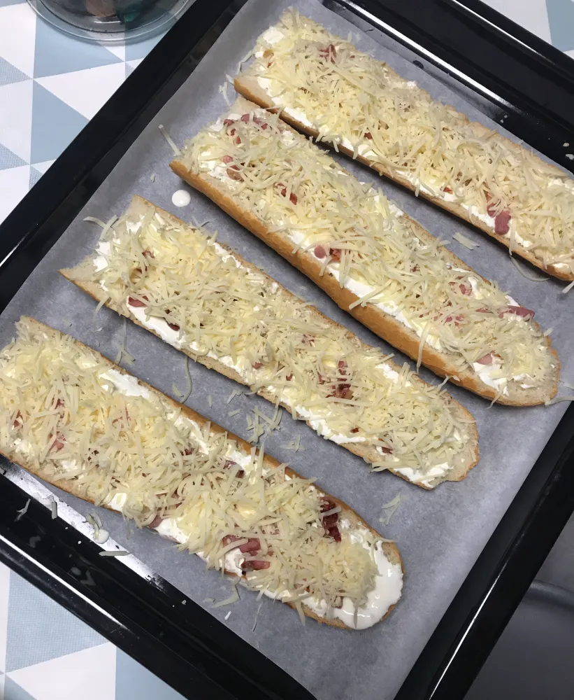 Tartines crème-lardons-oignons