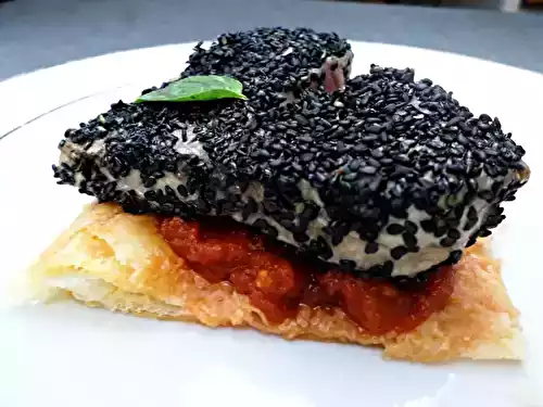 Tataki de thon au sésame sur feuilleté de marmelade de tomate au basilic