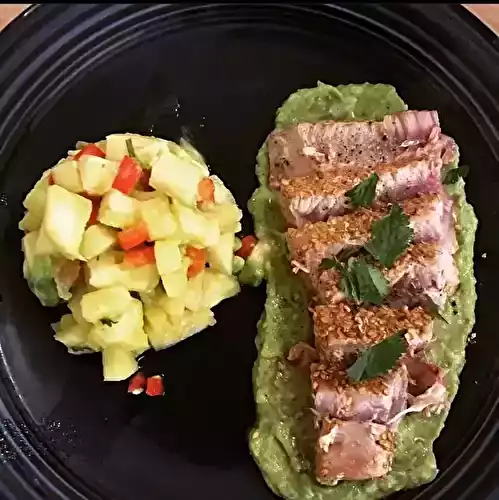 Thon tataki, crème d'avocat et salade d'ananas/poivron