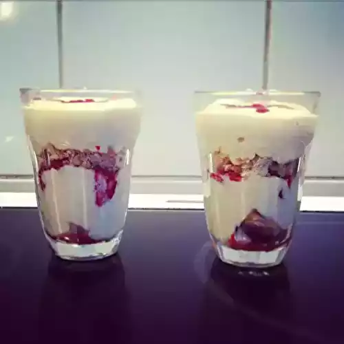 Tiramisu fraises, pêches et coulis de framboises