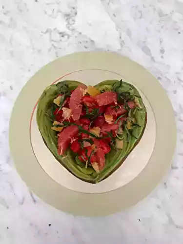 Toast d’avocat sucré, garni de fraises, pomelos, bananes, oranges et citrons de corse confits, menthe fraîche par Pierre Hermé