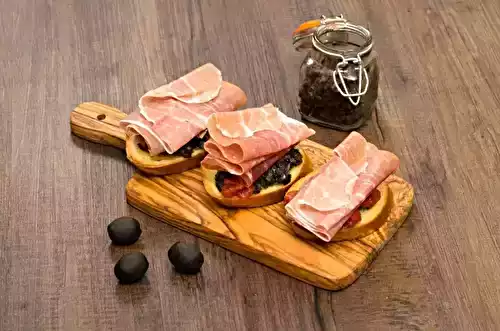 Toasts de tapenade au jambon cru