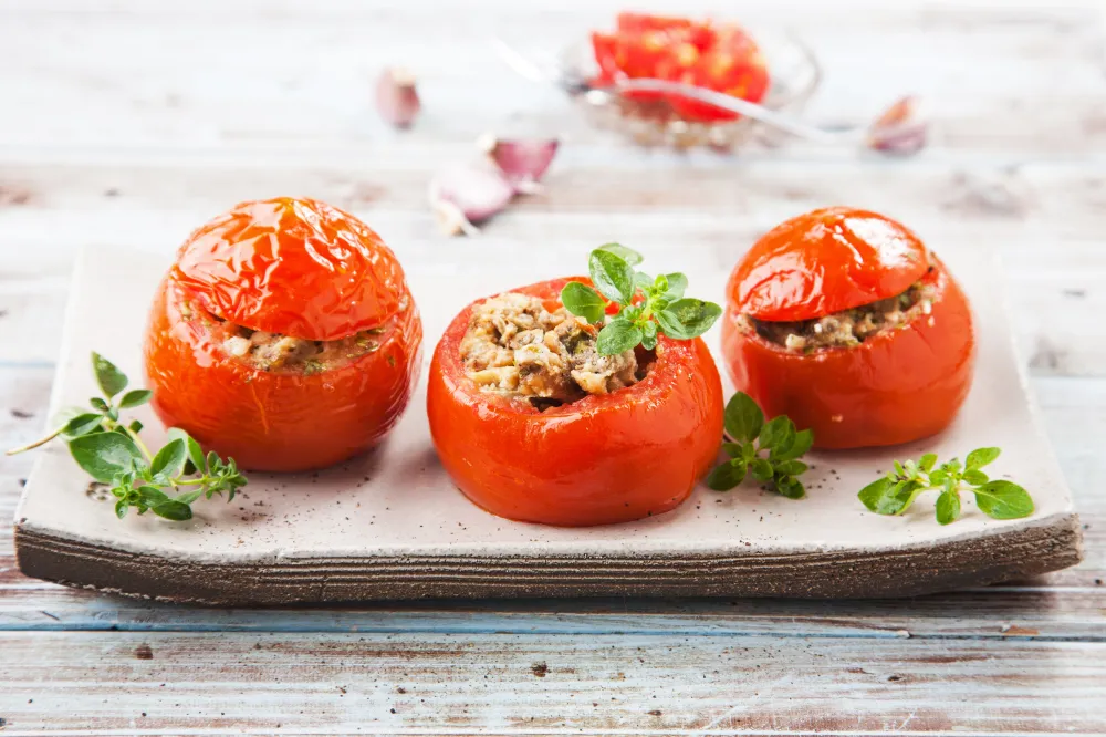 Tomates farcies aux oignons caramélisés