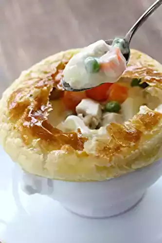Tourte anglaise au poulet, petits pois et champignons