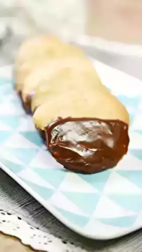 Tuiles aux amandes nappées de chocolat
