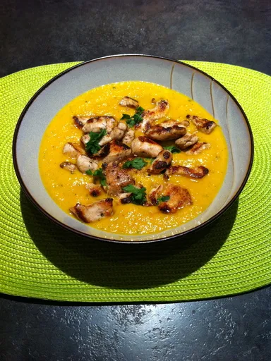 Velouté carottes-coco-coriandre au poulet