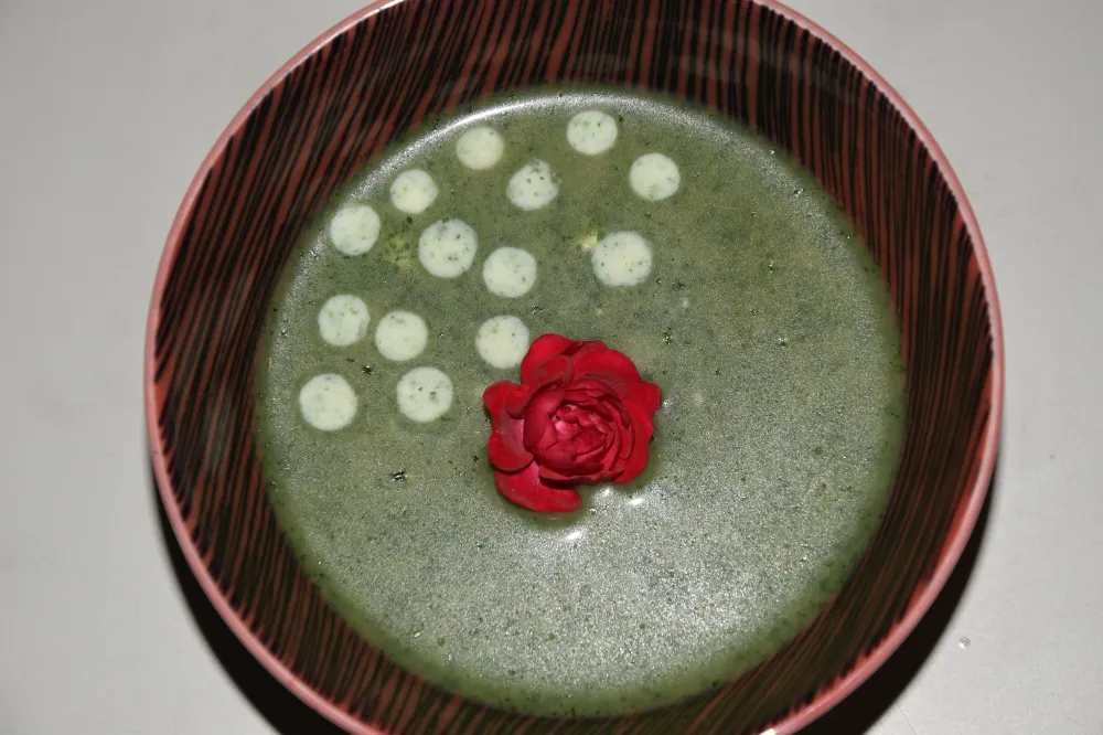 Velouté d'ortie sous sa pluie de crème caramélisée