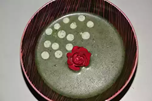 Velouté d'ortie sous sa pluie de crème caramélisée