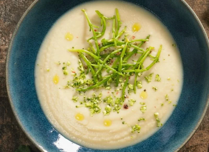 Velouté de chou-fleur et salicornes