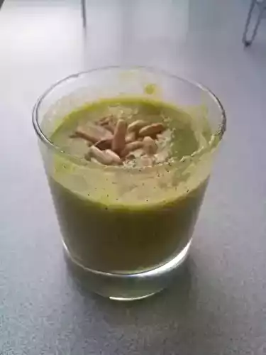 Velouté de courgettes aux pignons de pin