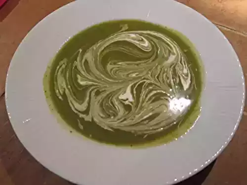 Velouté de fanes de radis et courgettes