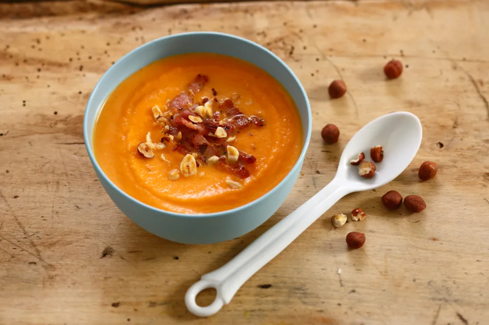 Velouté de potiron, lardons et noisettes grillées