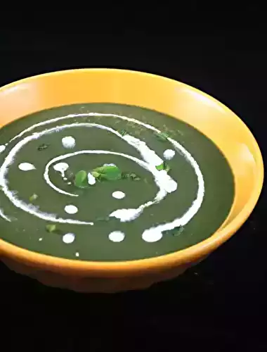 Velouté vert de printemps, petits pois, épinards et menthe