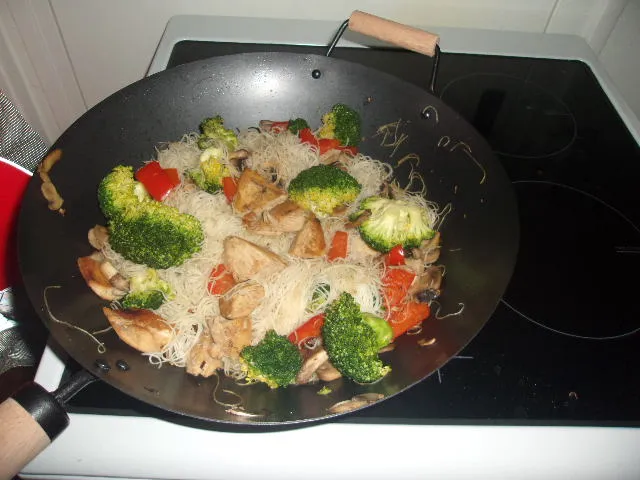 Vermicelles de riz au poulet et aux légumes verts
