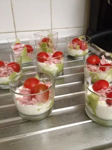 Verrine de jambon sur crème de chèvre et avocat