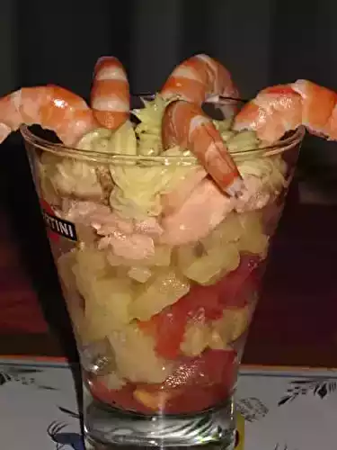 Verrine de pomme de terre, tomate, saumon et crevette