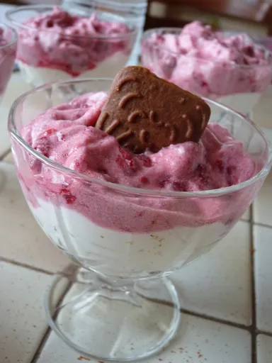 Verrines de mousse de framboises et spéculoos