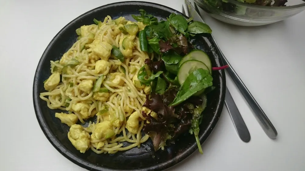 Wok de poulet et courgettes au curry et ses nouilles chinoises