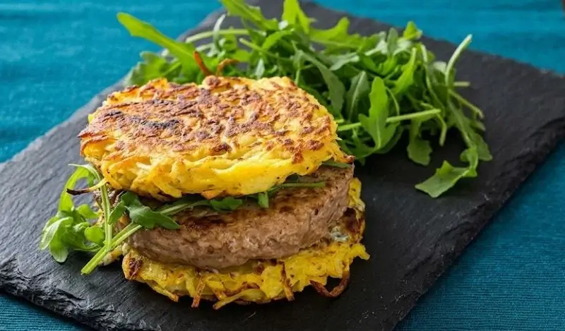 Burger maison aux pommes de terre, bœuf et Roquefort