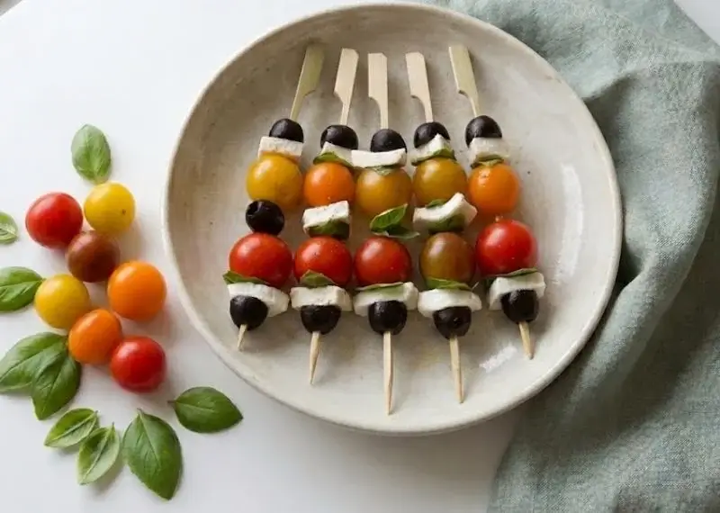 Brochettes fraîches de mozzarella, tomates cerises et olives