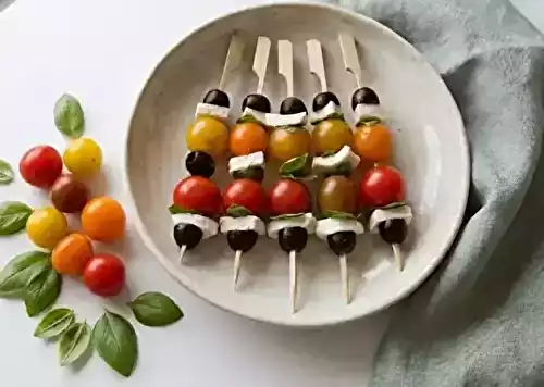 Brochettes fraîches de mozzarella, tomates cerises et olives