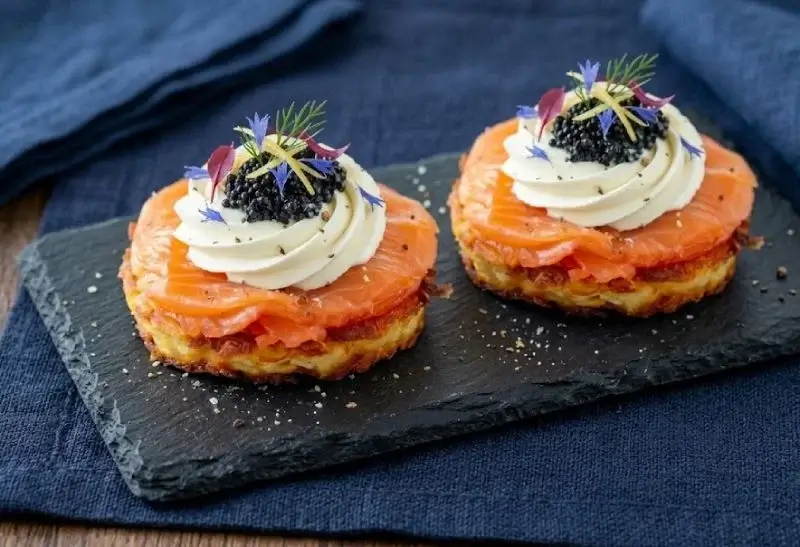 Galette rösti garnie de saumon fumé