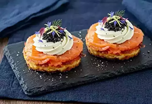 Galette rösti garnie de saumon fumé