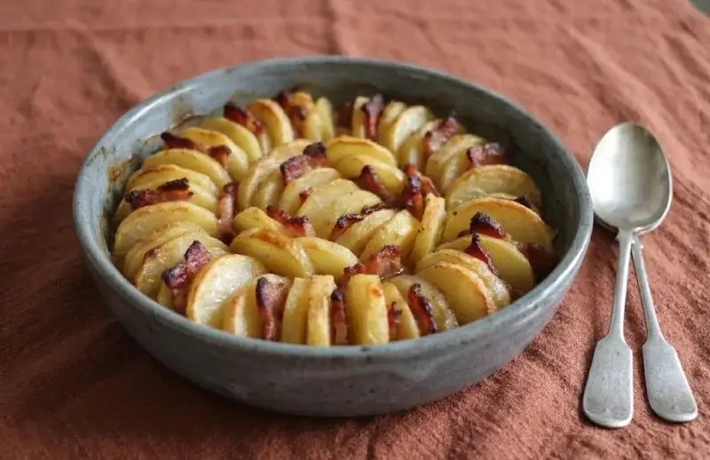 Pommes boulangères fondantes au lard et aux oignons
