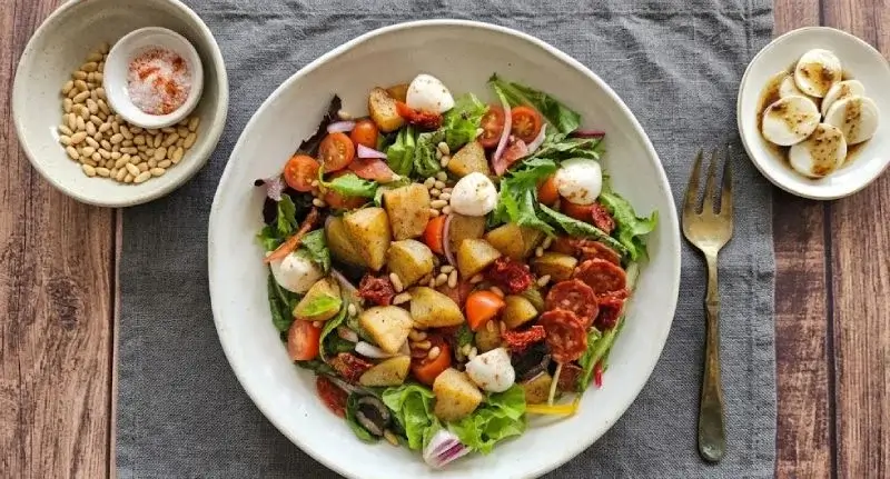 Salade tiède méditerranéenne au chorizo et mozzarella