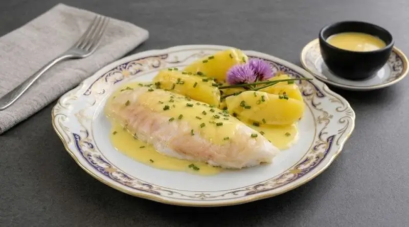 Turbot au four à la sauce hollandaise