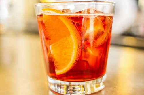 Americano cocktail - facile à préparer chez vous à la maison.