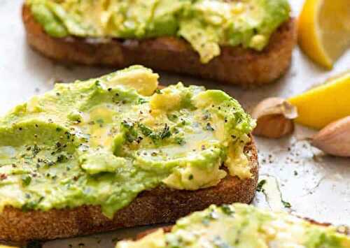 Apéritif toasts à l'avocat - un apéro pour votre soirée.