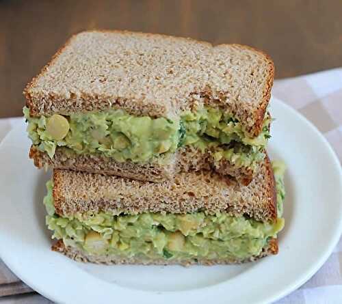 Apéro mini sandwich à l'avocat - un apéritif original.