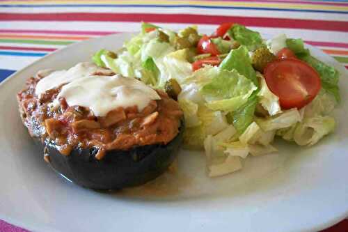 Aubergine farcie au thon - plat accompagné d'une salade