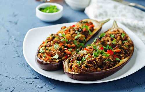 Aubergines farcies au viande hachée et quinoa - un plat au four.