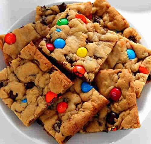 Barre cookies au chocolat et M&M's - le plaisir des enfants.