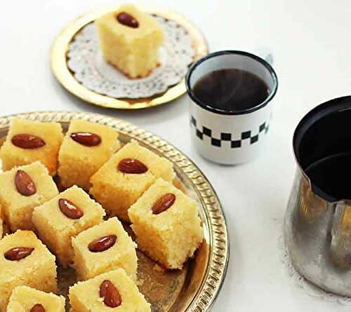 Basboussa - gâteau de semoule au sirop - un délice maghrébin.