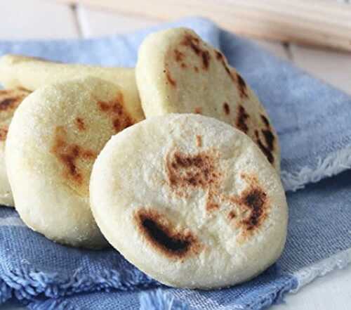Batbout - un délicieux pain marocain à la poêle pour le petit déjeuner.