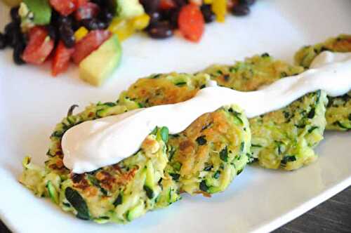 Beignets de courgettes à la crème végétalienne - pour un repas léger.