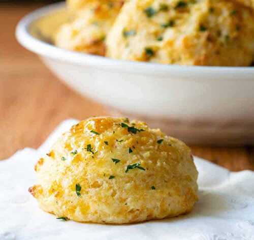 Biscuits au beurre et cheddar - un délicieux gâteau au beurre et persil.