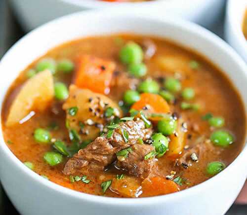 Boeuf aux carottes et petits pois - plat de viande pour votre dîner