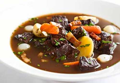 Boeuf bourguignon traditionnel - recette facile à la maison.