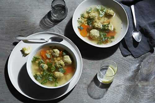 Boulettes de poulet à la soupe des pois chiches - une soupe pour le dîner