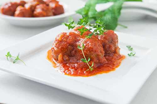 Boulettes de viande à la sauce tomate - un délice à l'italienne.