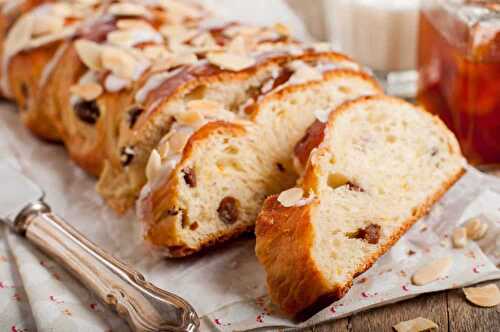 Brioche moelleuse aux raisins secs et amandes