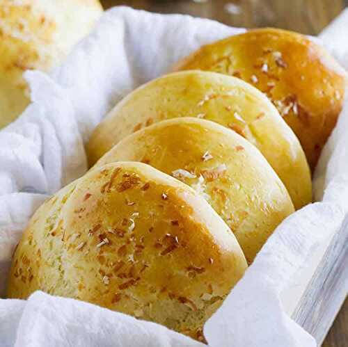 Brioches à l'ail et au parmesan - délicieux pain pour votre petit déjeuner