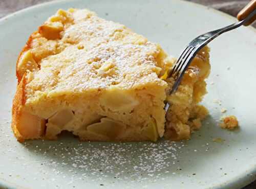 Cake aux pommes moelleux - gâteau du dessert ou goûter.