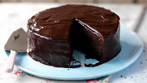 Cake cacao et glaçage au chocolat - le gâteau moelleux.