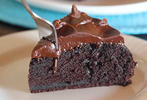 Cake chocolat moelleux avec glaçage - gâteau pour votre dessert.